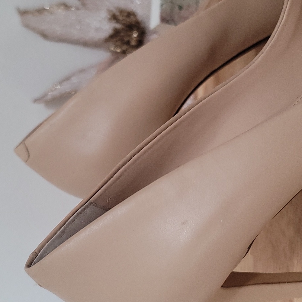 Bannana Republic Cream Stilettos size 7. With a 4 inch heel. Very crisp. - Picture 17 of 17